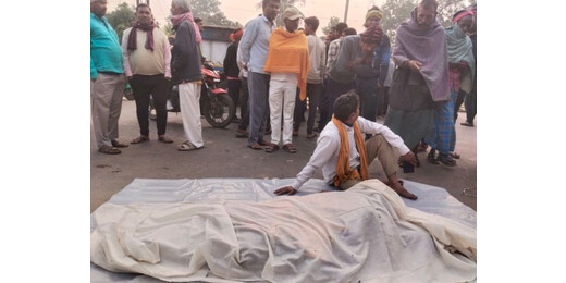 अनियंत्रित हाईवा ने वृद्ध को कुचला, गुस्साए लोगों ने दो घंटे किया NH-80 जाम